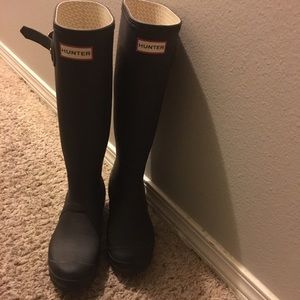 Hunter black size 8